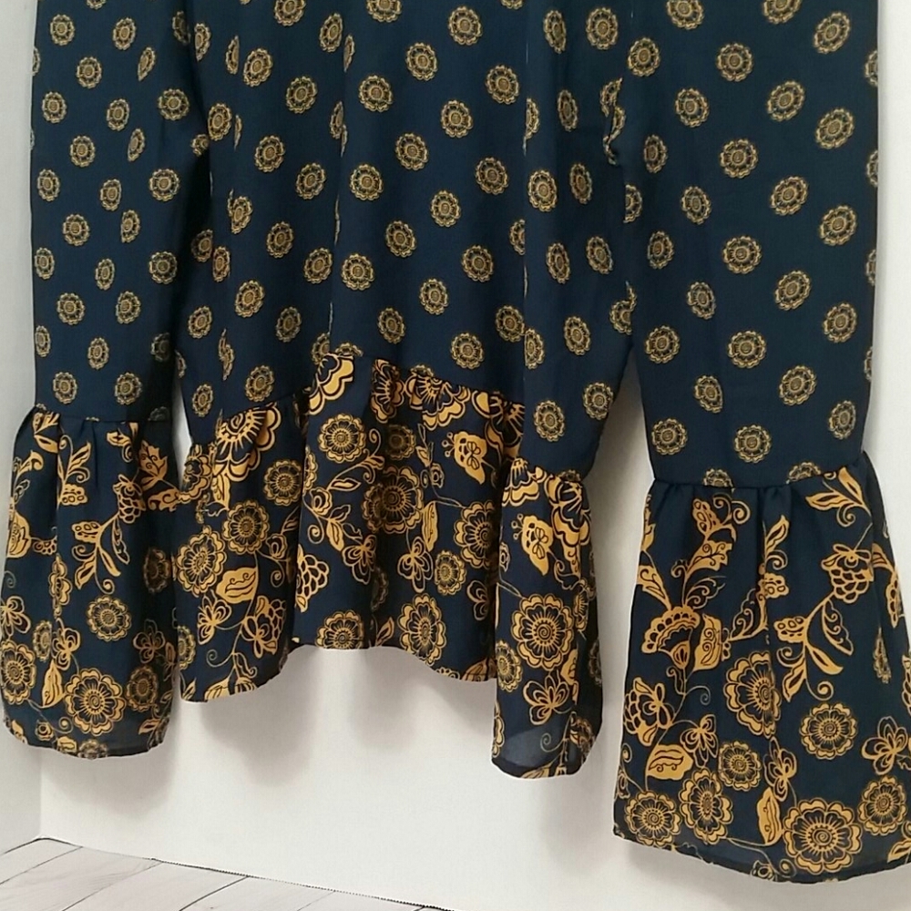 Sienna Sky Cold Shoulder Bell Sleeve Blouse Size Small - Picture 5 of 13